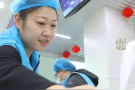 在济南西站12306互联网订餐中心工作的配送主管王乐和配送员李太民用饱含烟火气的“一碗好饭”温暖旅客的春运归途。#春运 #高铁 #温暖 #秀我中国