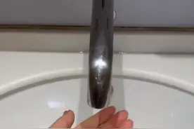 2月19日河南郑州，女孩吐槽高铁厕所水龙头，感应半天出不来水得拍几下才出水#河南dou知道 