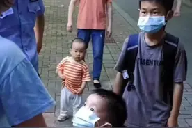 “警察叔叔，我捡了个小孩…”12岁的男孩来派出所求助，手里还牵着个5岁的小男孩。#浙江dou知道 （供稿：兰溪融媒体)视频封面