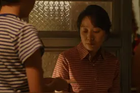 #向鹏飞给黄玲生活费  #闫妮新剧拒收外甥生活费  #女子拒收外甥生活费  度过了一个特别的暑假之后，向鹏飞就要告别小伙伴们回贵州了，临走前拿出自己藏了很久的生活费偷偷给舅妈黄玲，一通话懂事得让黄玲深感心疼。#闫妮   #电视剧小巷人家