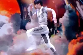 力量与技巧的结合！中国杂技团的杂技《逐风者》，彻底颠覆了大家对杂技的想象，燃爆全场#北京文化论坛文艺晚会视频封面