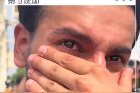 9月3日，在观看九三阅兵时，伊拉克记者方浩明现场哽咽落泪：“自己出生在一个战争国家，多希望中东人过上和中国人一样的生活。” #九三阅兵   #中东   #中阿卫视记者方浩明   #世界和平国泰民安  @抖音短视频 @DOU+小助手