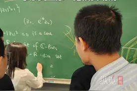 6月18日，34岁数学教授王虹在北大开讲引发学界广泛关注。记者就此事致电北大数院，工作人员回应称，这两天王虹老师的确在数院的智华楼举办讲座。（极目新闻）