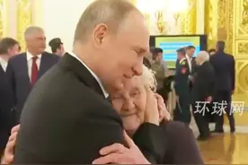 普京和老师间令人羡慕的师生情：曾在疾步时一眼认出人群中的老师，紧紧拥抱亲吻她的额头