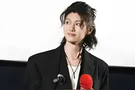 一张住院照的曝光，揭开赵荀爆改花美男的真相，骨盆中的三根钢钉成了他永久的勋章 #赵荀 #李二牛 #吴京 #黄景瑜 #明星人物传