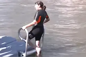 巴黎市长畅游塞纳河，展示河水净化成效