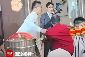 婚礼现场大娘欲“抢喜”，伴郎“快准狠”一把将大娘拉回。网友：不懂就问 啥叫“抢喜”。（来源：羊城晚报）#婚宴现场 #喜事 #今天是个好日子视频封面