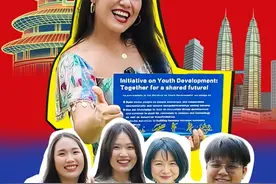 【中马青年一起向未来！】 为促进中马两国青年人文交流，CGTN新媒体记者李菁菁一路从北京飞到吉隆坡，在当地邀请多位马来西亚青年实名签署了“一起向未来”青年发展倡议，同时呼吁东南亚与全球青年一同加入其中，为推动构建人类命运共同体贡献青春力量。戳视频，一起去现场看看属于中马青年的青春之姿吧！视频封面