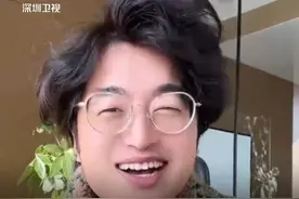 用AI写歌赚了几万块 网红博主用DeepSeek写歌遭举报 AI写的歌，版权究竟属于谁？网红博主Yapie用DeepSeek写歌《七天爱人》赚了几万块后遭举报，举报者称其“不正当竞争纠纷”。Yapie则表示“Deepseek比现在有的口水歌词强太多了”，不怕被举报。#七天爱人  #用DeepSeek写歌遭举报  #Deepseek #Deepseek热潮视频封面