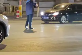 路口的信号灯故障，热心大爷帮忙指挥，力保交通顺畅。#暖心 （来源：@丹顶鹤头顶红 ）视频封面