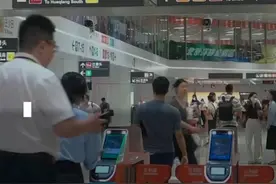 深圳地铁发布运营公告，根据《深圳市防汛防旱防风指挥部关于在全市范围内解除“五停”的通告》，经安全检查，深圳地铁全线已具备安全运营条件，于9月24日16:00开始恢复运营，各线维持行车间隔6—9分钟。#台风桦加沙  #深圳地铁 #深圳