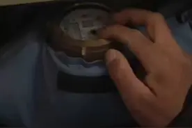 更换水表后 水费莫名剧增，独居老人一月用水70吨，“怀疑安装过程有问题” #都市接到办视频封面