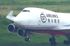 顺丰航空波音B747货机从洛杉矶起飞，横跨太平洋历时15小时回到深圳。
#波音747 #飞机 #航空 #顺丰航空 #民航视频封面