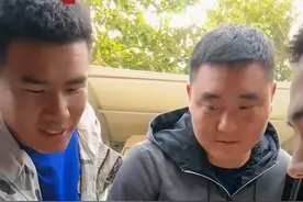 90后消防员救火时为救女童让出面罩，吸入有毒气体导致脑部受损智力回到3岁，队友满眼心疼。视频封面