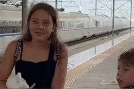 俄罗斯小侄女在中国第一次坐高铁，被惊呆了：这是火箭吗？ 俄罗斯小侄女在中国第一次坐全世界最快的高铁--复兴号，被彻底惊呆了：这是火箭吗？@爱吃蛋炒饭的波琳娜 #换种方式记录生活 #外国女孩 #热情的外国人 #复兴号 #老外坐高铁视频封面