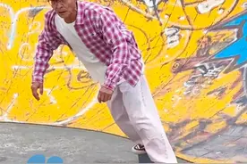 1月22日（采访）四川成都，71岁老人玩滑板两年多，娴熟做出高难度动作，“有近20年健身经验 以前跑赛车的”视频封面