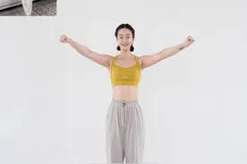 明星都在练的瘦手臂动作，开肩美背，告别圆肩驼背拜拜肉，健康瘦身一起来吧！#跟我一起做运动 #居家锻炼 #好身材练起来 #好的体态怎么养成 #体态纠正 @抖音短视频