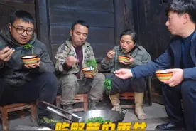 春天的野菜根本吃不完，冬宝扯一盆鸭脚板，和腊排骨下火锅，真香