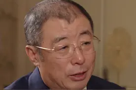 【“某些企业出卖老百姓隐私数据 应让它倾家荡产！”】全国政协委员齐向东表示，某些企业出卖老百姓隐私数据，导致网络诈骗越来越猖獗；应从根源查起，让它们倾家荡产。#2025两会观察视频封面