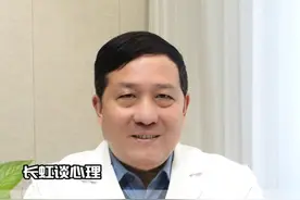 强迫症与抑郁症的关系 强迫症（OCD）与抑郁症之间存在复杂的关系，主要体现在共病现象、症状相互影响以及发病机制的相似性上。

共病现象

强迫症与抑郁症常共病于同一患者，这种共病现象较为常见。研究显示，强迫症患者中约有30%-50%会合并抑郁症状，而抑郁症患者中也有相当比例出现强迫症状。共病会使病情更加复杂，治疗难度增加。

症状相互影响

一方面，强迫症患者因长期受强迫思维和行为的困扰，心理压力过大，情绪逐渐低落，可能继发抑郁症。另一方面，抑郁症患者因对自身情绪和生活失去控制感，可能出现强迫行为，试图通过重复行为缓解内心的不安。两者相互加重，形成恶性循环，进一步影响患者的日常生活和社会功能。

发病机制相似

强迫症和抑郁症的发病机制都与大脑神经递质功能异常有关，尤其是五羟色胺（5-HT）水平的紊乱。此外，两者还可能涉及皮质-基底神经节-丘脑-皮质环路的异常活动，这在一定程度上解释了它们的共病现象。

诊断与治疗的复杂性

由于强迫症和抑郁症的症状部分重叠，如焦虑、注意力不集中等，容易导致诊断混淆。治疗时，需综合考虑药物治疗和心理治疗。药物治疗可能需要调整剂量或联合用药，心理治疗则需针对两种症状进行针对性干预。

对患者的影响

强迫症与抑郁症的共病会严重影响患者的生活质量和社会功能，使患者陷入更深的痛苦。因此，临床上需要仔细鉴别和综合治疗，以帮助患者更好地恢复心理健康。#医学知识科普 #强迫症 #抑郁症患者 #精神心理疾病 #焦虑抑郁