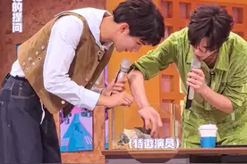 #邓恩熙荣梓杉丁程鑫00后整顿00后  一键查询当代年轻人精神状态～当00后的小丁#丁程鑫   当“老板”时，也被其他00后员工“整顿”了。面对老板的问题，@邓恩熙  和@荣梓杉  淡淡的回答，更是将当代年轻人的精神状态表达得淋漓尽致～视频封面