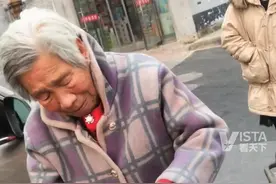 12月10日，河北邢台一网友分享视频：大妈骑三轮蹭到汽车，掏出零钱中最大的两张赔偿，车主暖心拒绝。视频封面