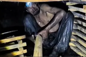 巴基斯坦煤炭矿工冒着生命危险，在地下几百米挖着身子作业 #纪录片 #挖煤 #内容启发搜索视频封面