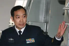 【“国宝级”专家马伟明到底有多牛？】6月17日，中国第三艘航母“福建舰”下水。该航母配置电磁弹射和阻拦装置，而马伟明院士带领的科研团队，正是电磁弹射技术核心研发人员。#我国第三艘航母下水  #我国第三艘航母命名福建舰 视频封面