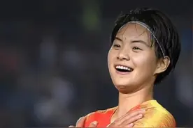 【#中国女足东亚杯集训名单出炉  ：王霜领衔，张琳艳在列】据央视体育消息，北京时间6月17日，#中国足协  官方公布女足东亚杯集训名单，共25人入选。#中国女足  （央视体育）