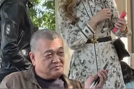 4月13日杭州，奥斯卡影帝阿德里安·布劳迪，出现在了正在运河边喝茶的大爷的身后。视频封面