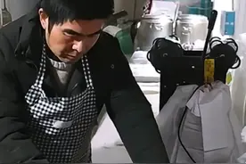 女儿走后他写了30万字，男子热爱写作但因生活放下手中的笔，在一平方米的早餐铺炸油条，女儿走后一蹶不振，在亲戚的劝说下变身市井“莫言”江南好#凡花集 #抖音春天故事电台 #抖音花朝会2025 #女儿走后他写了30万字