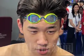 赛后潘展乐主动找孙杨击掌拥抱，“孙大哥、汪大哥永远是我的偶像，是我成长路上的引路人”视频封面