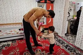 穆娜和老师出去露营，保姆在家照顾小马蒂，屋内传出阵阵清脆歌声视频封面