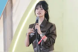 被猥亵的女脱口秀演员停演后再次登台！自称穿长裤长衣还是恐惧，怕说错话，目前还在按照心理医生要求吃药#大象主播说 @司凯