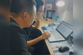 高考查分的激动瞬间，父亲喜极而泣，那一刻一切都值了！视频封面