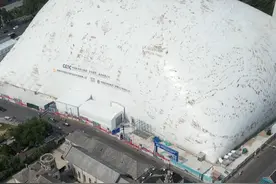 这个“大馒头”不一般！6月14日，山东济南，“洪楼1905”项目迎来创新突破，全市首个气承式基坑气膜成功安装。“它能抗12级台风，半米厚大雪，智能补压。达到B1级防火标准，遇火难燃，离火不燃。”@镜头下的济南