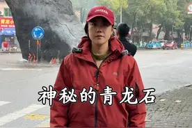 重庆万州青龙石 神秘的青龙石，屹立在马路中间无人感动，很多人不远千里都要来看上一眼#旅行 #旅行推荐官 #旅行大玩家 @抖音短视频