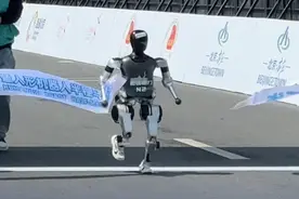 【机器人马拉松亚军被5万6拍走】 4月20日，机器人马拉松亚军机器人“小顽童”被拍卖，近4万人围观，最终以56806元成交。“小顽童”身高1.18米， 30公斤重，4月19日，以3小时37分50秒成绩获得首个人形机器人马拉松亚军。该款机器人奔跑速度最快可达每秒3.5米，会后空翻、单脚跳等高爆发拟人运动。（九派新闻）#机器人马拉松亚军被5万6拍走  #小顽童机器人被拍走视频封面