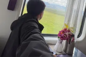 踏上青藏铁路，千万别往窗外看，否则你会被大自然吸引，被铁路护路员的敬礼震撼。语言在此刻显得如此苍白，唯有手中的相机，努力记录下这动人心魄的自然之美与人性之暖。#秀我中国  #青藏铁路 #致敬 #旅行推荐官 #火车进藏沿途风景视频封面