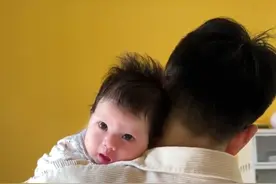 我们只是把爱和时间给了孩子，但我从未后悔过当爸爸，不缺席的陪伴是对孩子最好的富养，童年只有一次，爸爸不该变成奢侈品，多陪陪孩子，因为那是她们长大后最大的安全感#爸爸带娃 #宝爸带娃 #超级奶爸 #每一个瞬间都值得被记录 #记录真实生活