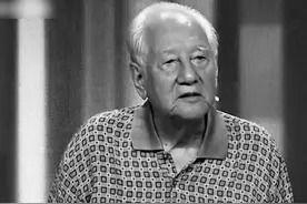 #黄旭华生前演讲令人泪目 【珍贵视频：#黄旭华说此生属于祖国此生无怨无悔  】黄旭华隐姓埋名30年，为中国的核潜艇事业的发展作出了卓越贡献。为确保国家机密不泄露，他30年不曾回家，也没联系过家人……他说：“对国家的忠，就是对父母最大的孝”“此生属于祖国，此生属于事业，此生属于核潜艇，此生无怨无悔！”回顾黄老生前演讲视频，致敬，送别！黄老一路走好！