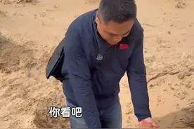 北京广播电视台记者实探神舟十九号返回舱第一落点，沙土被反推火箭喷出约三四十厘米的深坑，力量之大，十几公里外都能看到扬起的灰尘。（记者：赵鹏 陈银江 王珂）视频封面