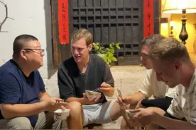 很开心！几位外国朋友来我家里做客，我带他们做中国菜#老外#中国美食视频封面