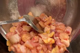 带汤汁的#黄焖鸡 你们都会做，今天教你们做一个不带汤汁的黄焖鸡，干香爽口，鲜香过瘾