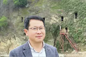 湖北大山的悬崖上，惊现几千个山洞岩屋，到底是谁留下的？ 视频封面
