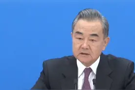 是否会以武力收回台湾？王毅回应#2022全国两会 #都来看两会 #声聚两会 