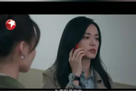 钟顺华半夜因肠穿孔生命垂危，经抢救脱离危险，女儿海若对乔杨态度恶劣，钟顺华小男友阿泽却对病情漠不关心，迟迟不露面，一心想着去球场。#东方卫视以美之名  #姚晨视频封面