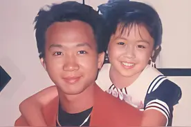 黄家驹很享受地被一个小女孩抱着，你认得出她是谁吗？ #明星 #回忆