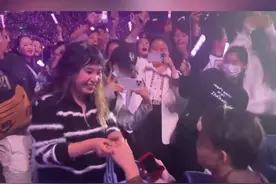 张杰南宁演唱会秒变大型求婚现场，《这就是爱》响起，多名男生纷纷掏出戒指向女友求婚。视频封面