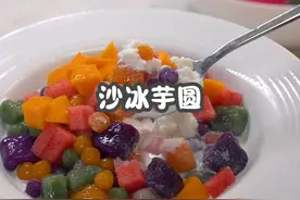 今天我把牛奶冷冻了一下，做出别样夏日美食，冰爽Q弹～
